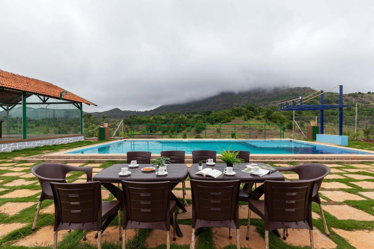 Stayvista'S Ficus Farms - Mountain-View Haven With Rustic Artsy Interiors, Outdoor Pool, Glasshouse, Home Theatre & Karaoke Delight Igatpuri Exterior photo