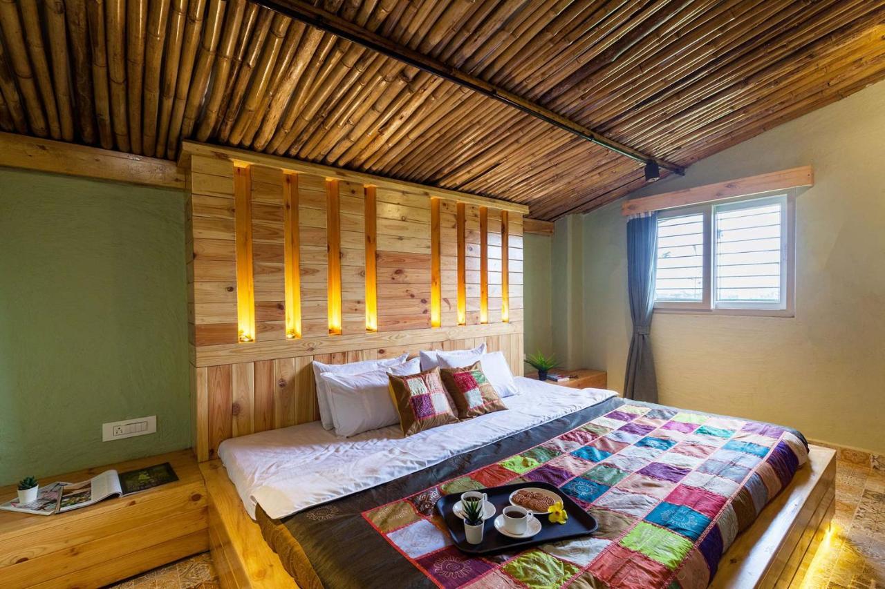 Stayvista'S Ficus Farms - Mountain-View Haven With Rustic Artsy Interiors, Outdoor Pool, Glasshouse, Home Theatre & Karaoke Delight Igatpuri Exterior photo