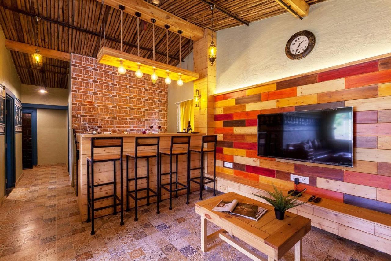 Stayvista'S Ficus Farms - Mountain-View Haven With Rustic Artsy Interiors, Outdoor Pool, Glasshouse, Home Theatre & Karaoke Delight Igatpuri Exterior photo