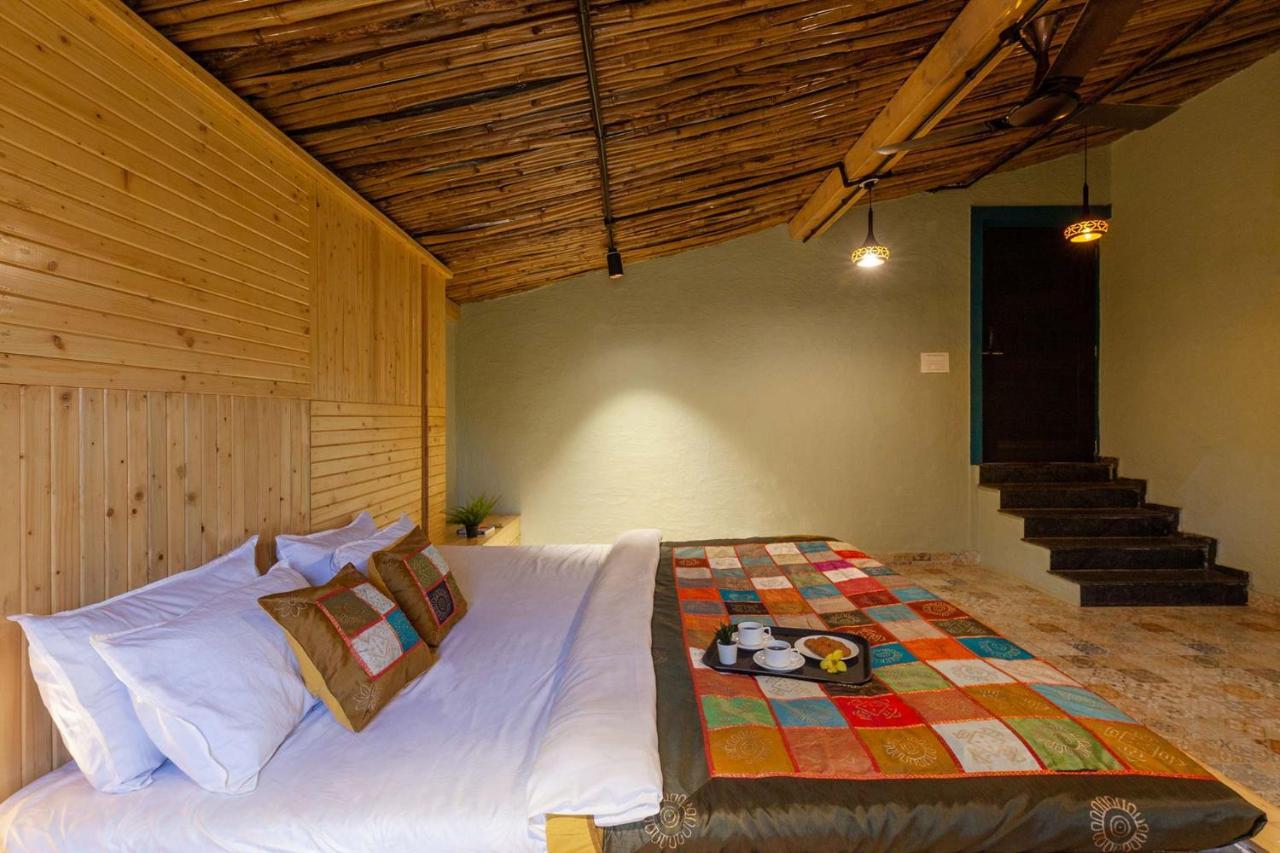 Stayvista'S Ficus Farms - Mountain-View Haven With Rustic Artsy Interiors, Outdoor Pool, Glasshouse, Home Theatre & Karaoke Delight Igatpuri Exterior photo