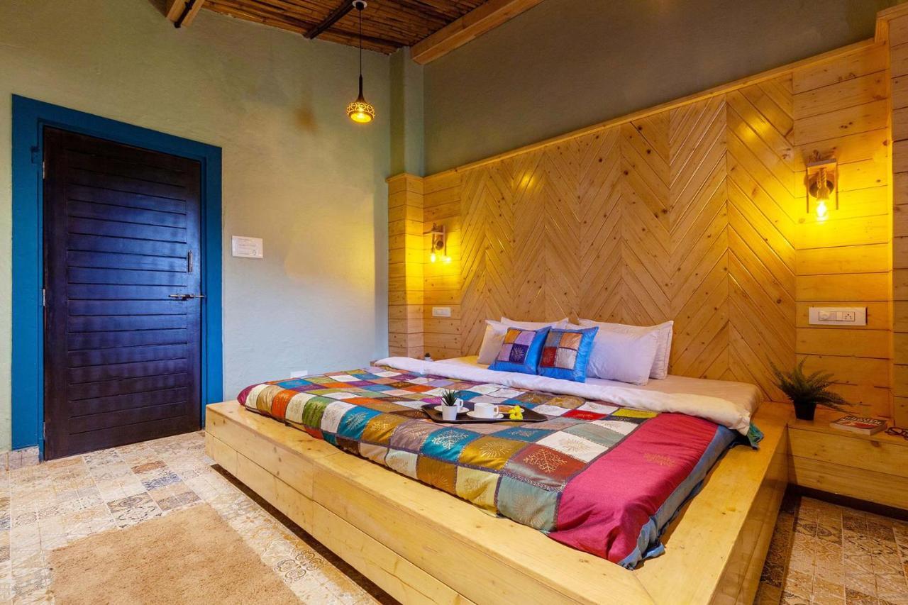 Stayvista'S Ficus Farms - Mountain-View Haven With Rustic Artsy Interiors, Outdoor Pool, Glasshouse, Home Theatre & Karaoke Delight Igatpuri Exterior photo